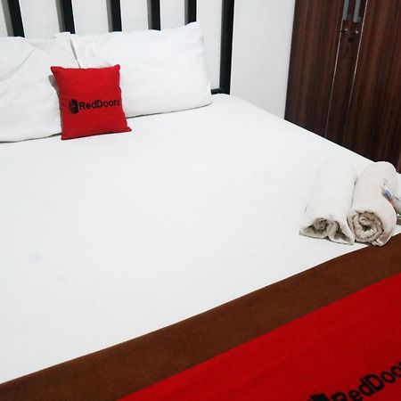 Reddoorz At Jalan Somba Opu Losari ماكاسار المظهر الخارجي الصورة