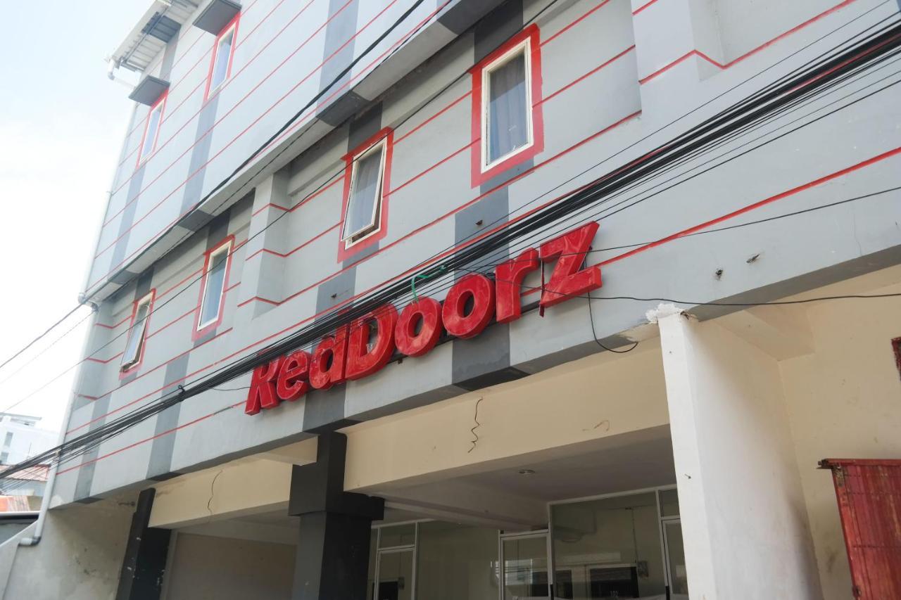 Reddoorz At Jalan Somba Opu Losari ماكاسار المظهر الخارجي الصورة